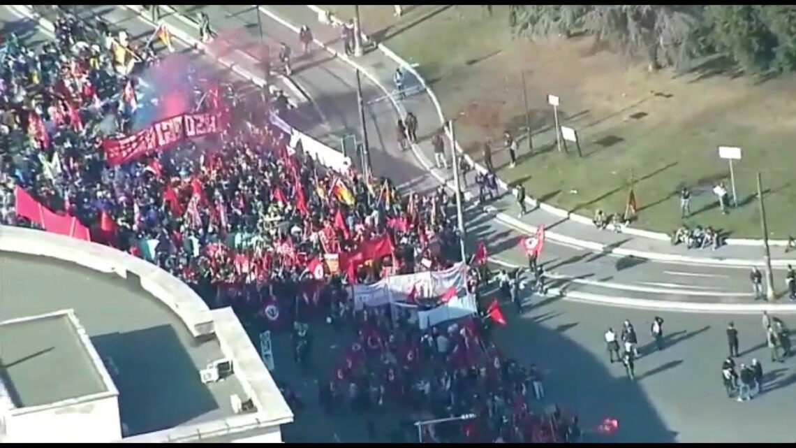 Le immagini dall’alto della manifestazione di Roma contro il G20 Le immagini dall’alto della manifestazione di Roma contro il G20