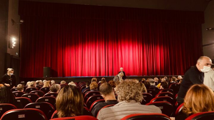 “Il Test” al teatro Michelangelo: al pubblico un enigma esistenziale tra risate e applausi