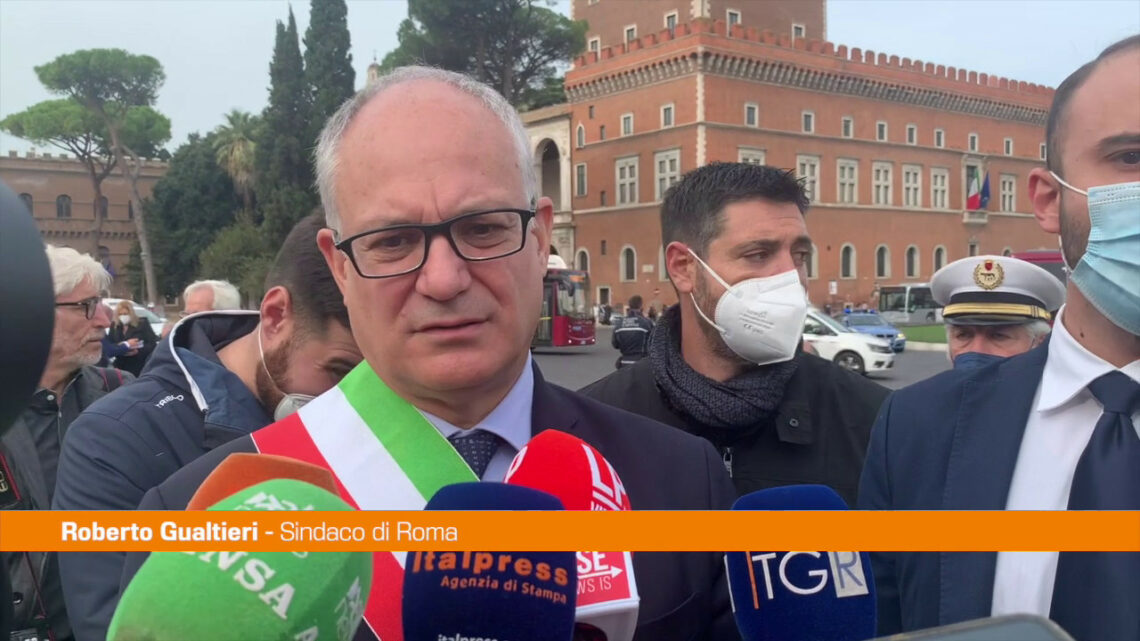 Sindaco di Roma depone corona d’alloro all’Altare della Patria Sindaco di Roma depone corona d’alloro all’Altare della Patria