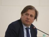 Vaccino, Sileri: “Per la terza dose priorità anche ai docenti”