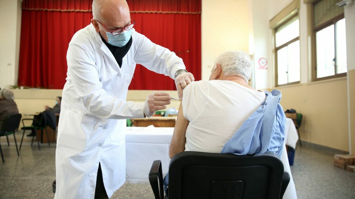 Covid, 2.818 nuovi casi e 20 decessi nelle ultime 24 ore Covid, 2.818 nuovi casi e 20 decessi nelle ultime 24 ore