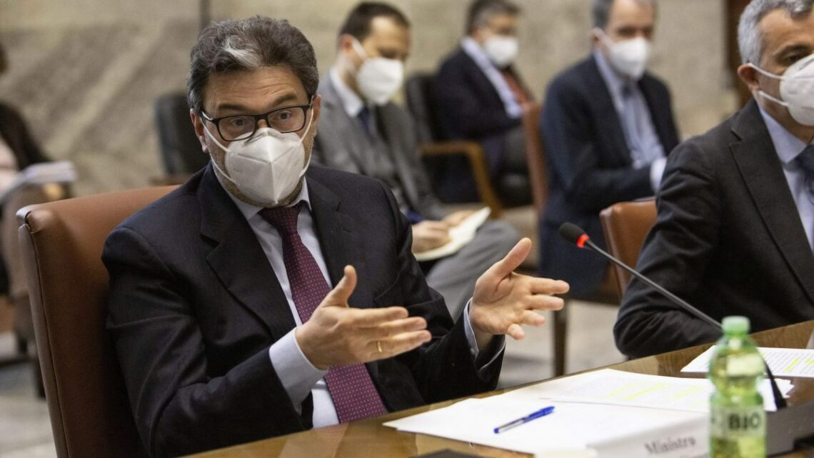 Giorgetti “Draghi potrebbe guidare il convoglio anche dal Quirinale” Giorgetti “Draghi potrebbe guidare il convoglio anche dal Quirinale”