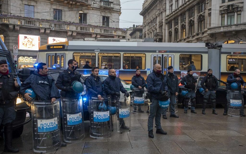 Green Pass, cortei a Trieste, Milano e Torino tra scontri e tensione Green Pass, cortei a Trieste, Milano e Torino tra scontri e tensione