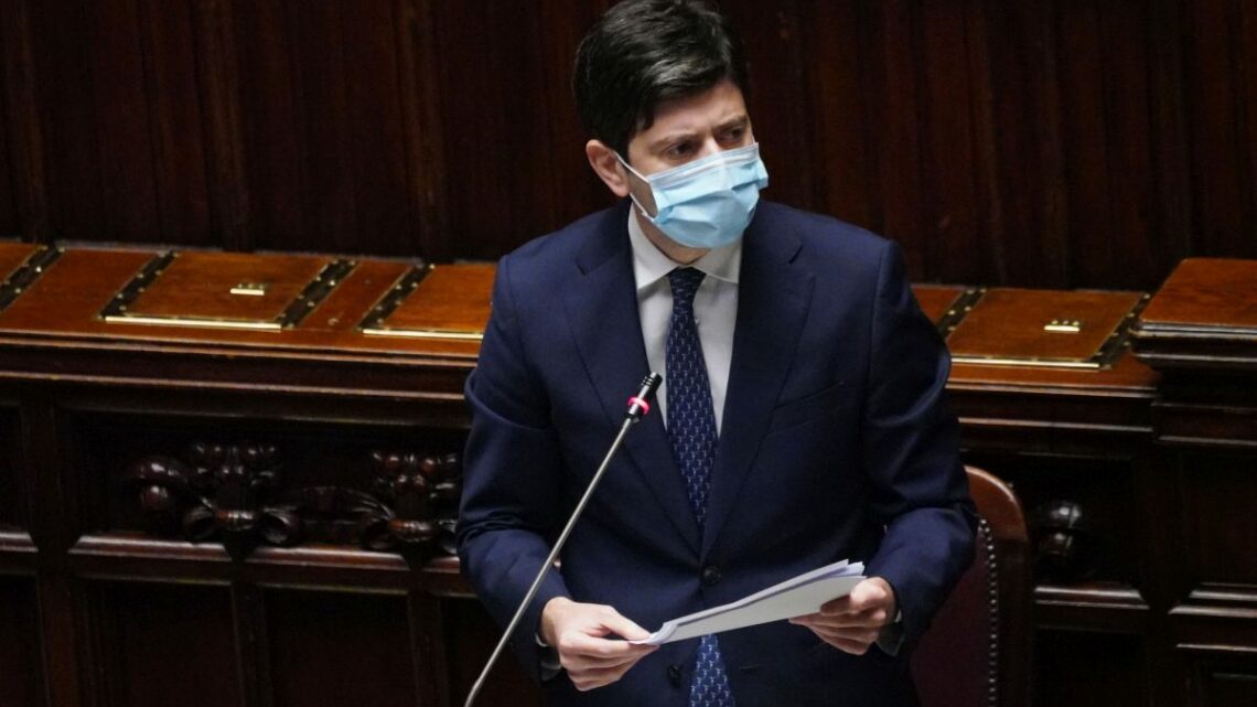 Covid, Speranza “Sfida non risolta, un errore abbassare la guardia” Covid, Speranza “Sfida non risolta, un errore abbassare la guardia”