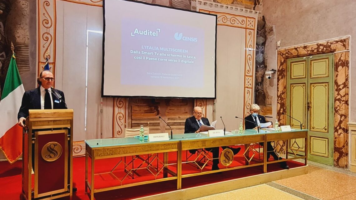 Auditel-Censis, 5 schermi in ogni famiglia, Internet cambia la Tv Auditel-Censis, 5 schermi in ogni famiglia, Internet cambia la Tv