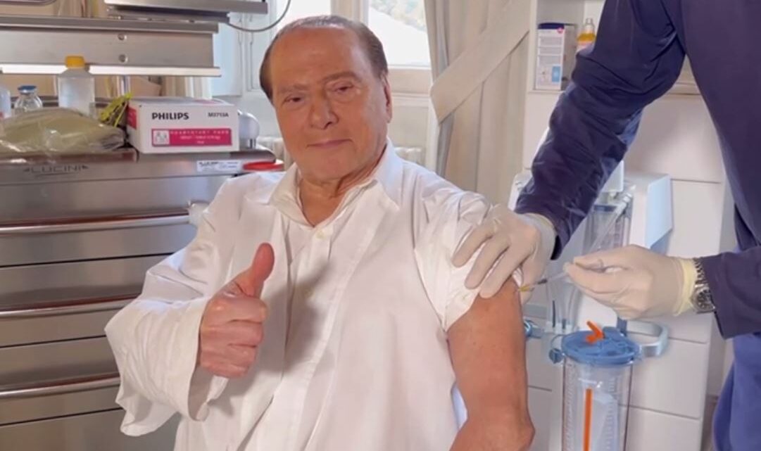 Covid, Berlusconi riceve la terza dose di vaccino Covid, Berlusconi riceve la terza dose di vaccino