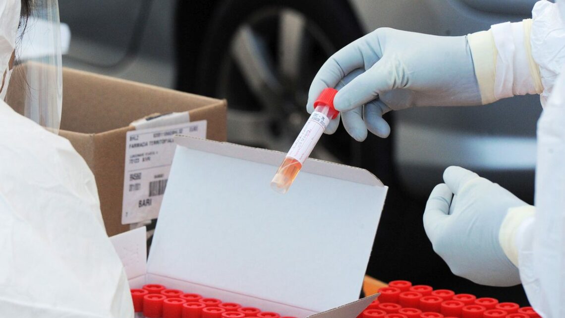 Primo caso in Italia di variante omicron, è di un paziente campano Primo caso in Italia di variante omicron, è di un paziente campano