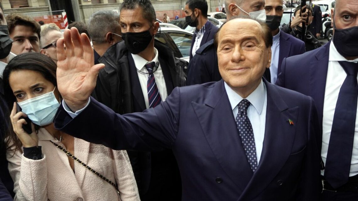 Governo, Berlusconi “Avanti con Draghi, ora non mi occupo di Quirinale” Governo, Berlusconi “Avanti con Draghi, ora non mi occupo di Quirinale”