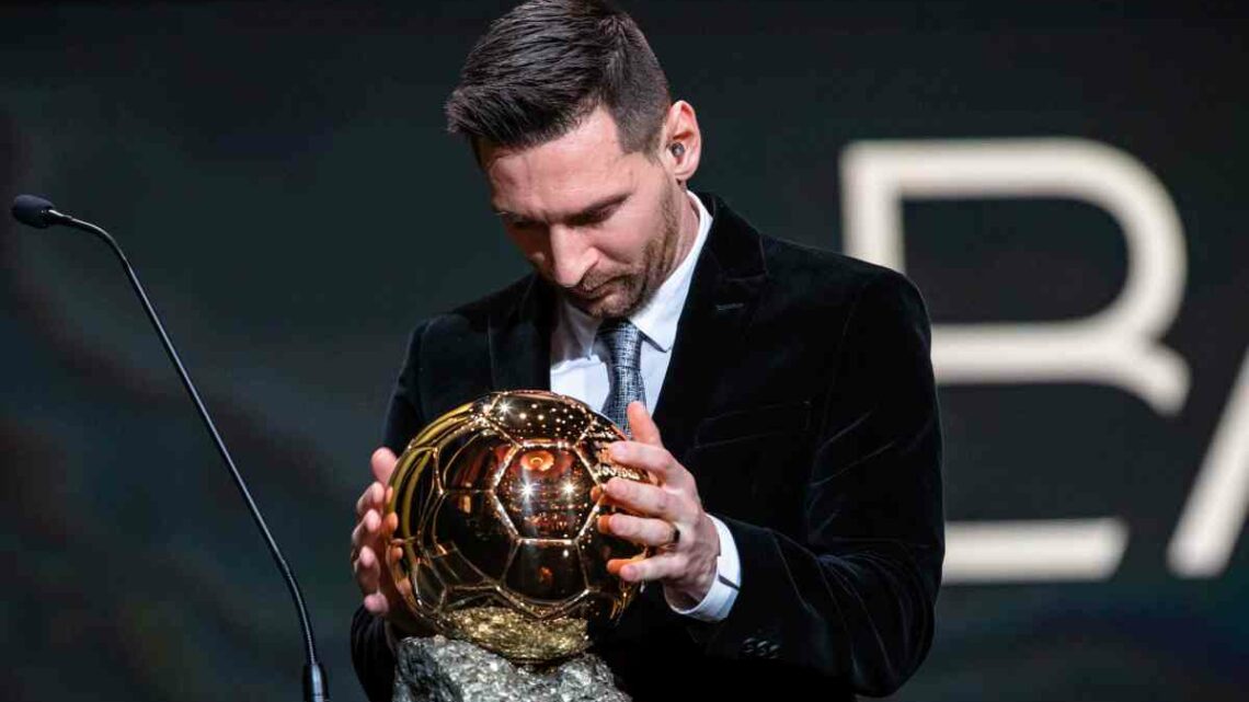 Messi vince il settimo Pallone d’oro, Jorginho sul podio Messi vince il settimo Pallone d’oro, Jorginho sul podio