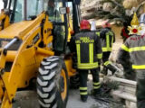 Crolla palazzina nel casertano, si scava tra le macerie