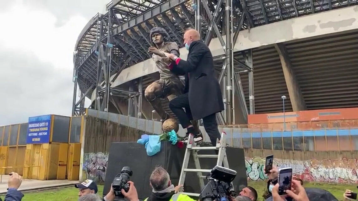 Un anno fa la morte di Maradona, Renica mette la fascia alla statua Un anno fa la morte di Maradona, Renica mette la fascia alla statua