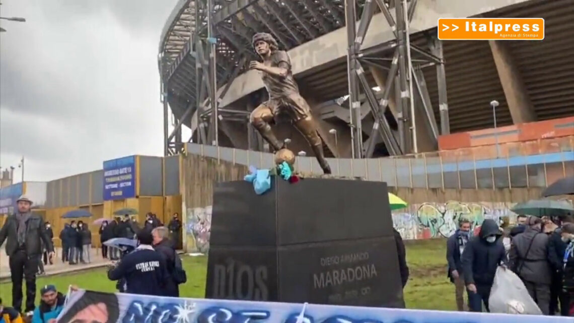 Un anno fa la morte di Maradona, il ricordo dei compagni Un anno fa la morte di Maradona, il ricordo dei compagni
