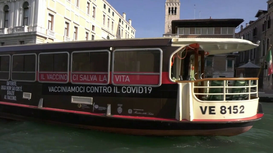Un vaporetto a Venezia per promuovere la vaccinazione anti Covid Un vaporetto a Venezia per promuovere la vaccinazione anti Covid