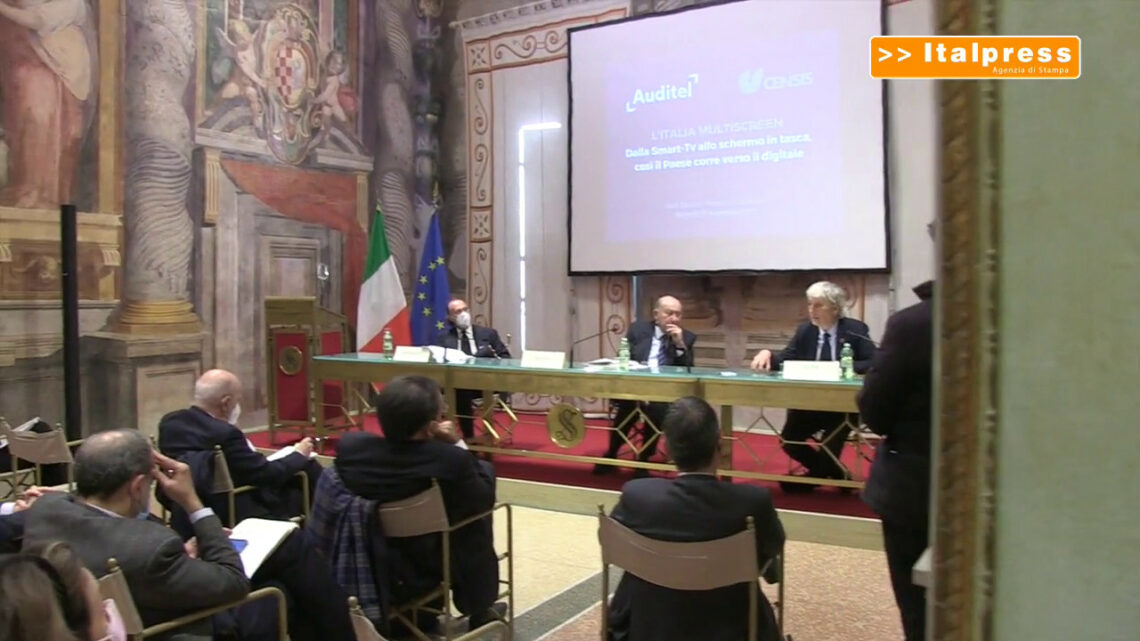 Cinque schermi per ogni famiglia, il web cambia la televisione Cinque schermi per ogni famiglia, il web cambia la televisione