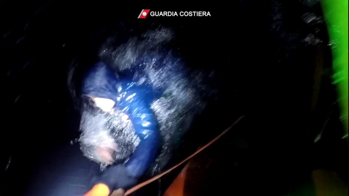 Soccorsi 296 migranti al largo di Lampedusa, alcuni erano in acqua Soccorsi 296 migranti al largo di Lampedusa, alcuni erano in acqua
