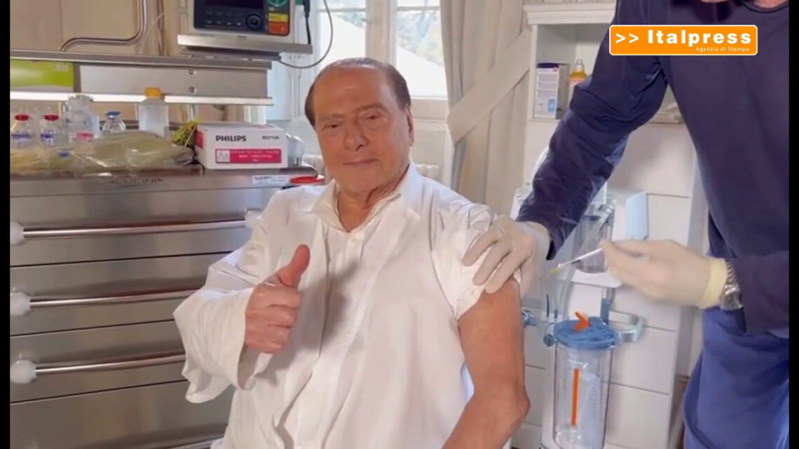 Vaccino, Berlusconi riceve la terza dose Vaccino, Berlusconi riceve la terza dose