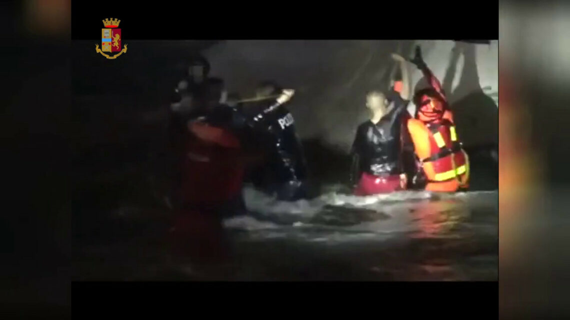88 migranti salvati nel Crotonese, le immagini 88 migranti salvati nel Crotonese, le immagini