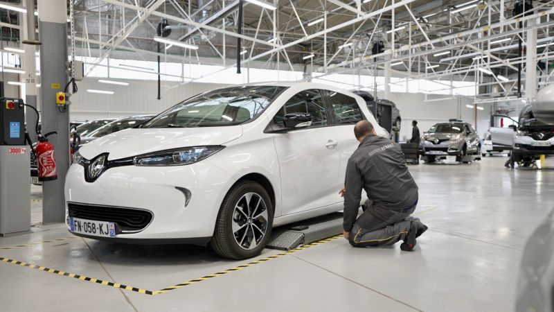 Renault inaugura a Flins la Refactory veicoli usati Renault inaugura a Flins la Refactory veicoli usati