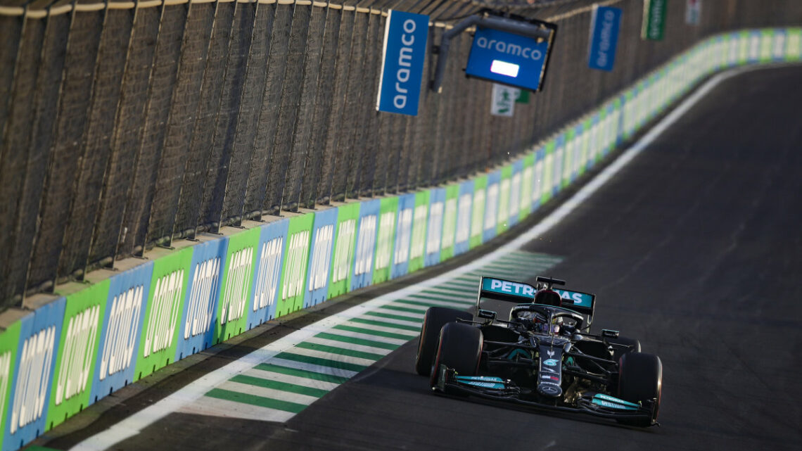 Hamilton conquista la pole position al Gp Arabia Saudita Hamilton conquista la pole position al Gp Arabia Saudita