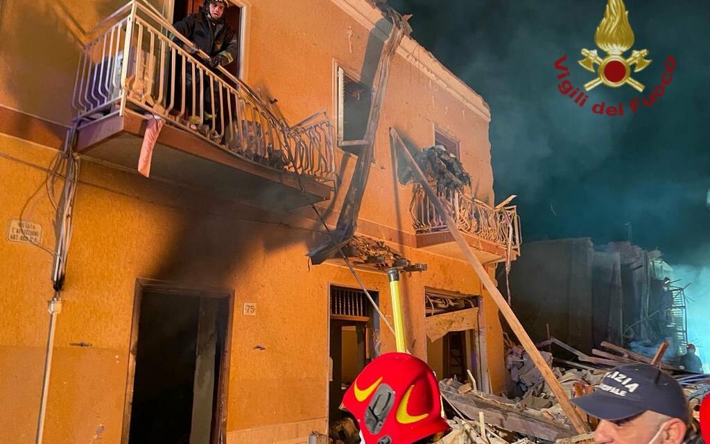 Crolla palazzina dopo esplosione a Ravanusa, 3 morti. Si cercano ancora i dispersi Crolla palazzina dopo esplosione a Ravanusa, 3 morti. Si cercano ancora i dispersi