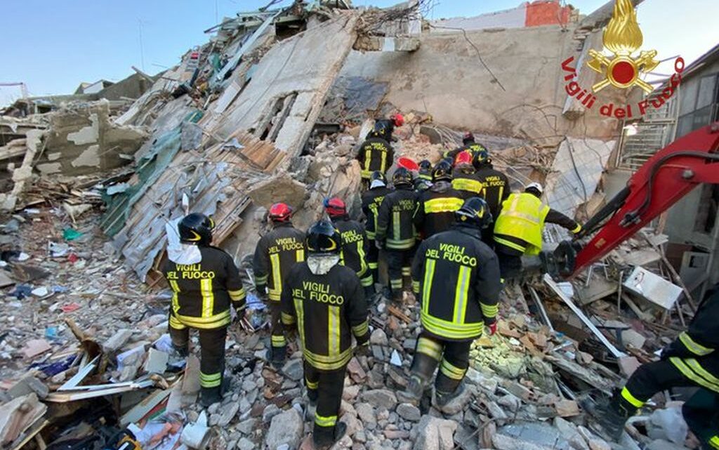 Crollo a Ravanusa, estratti altri 4 corpi. Sette le vittime Crollo a Ravanusa, estratti altri 4 corpi. Sette le vittime