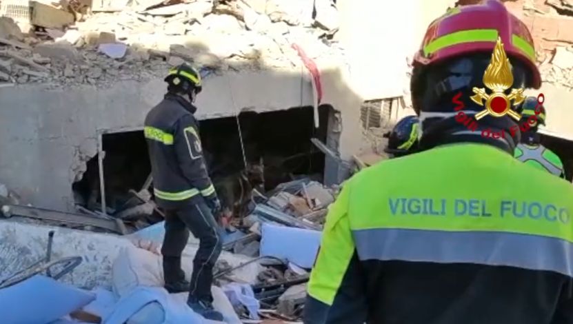 Crollo a Ravanusa, proseguono le ricerche degli ultimi due dispersi Crollo a Ravanusa, proseguono le ricerche degli ultimi due dispersi