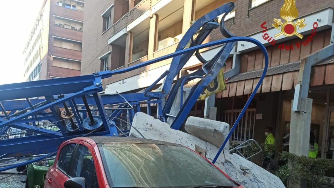 Crolla gru a Torino, morti tre operai. Feriti tre passanti Crolla gru a Torino, morti tre operai. Feriti tre passanti