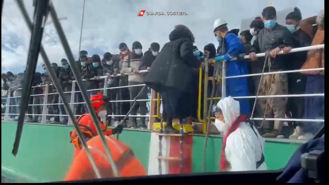 Nuova ondata di migranti, a bordo della Sea Watch 446 Nuova ondata di migranti, a bordo della Sea Watch 446