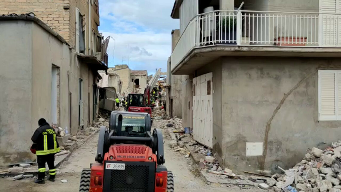 Crollo Ravanusa, vigili del fuoco scavano tra le macerie Crollo Ravanusa, vigili del fuoco scavano tra le macerie