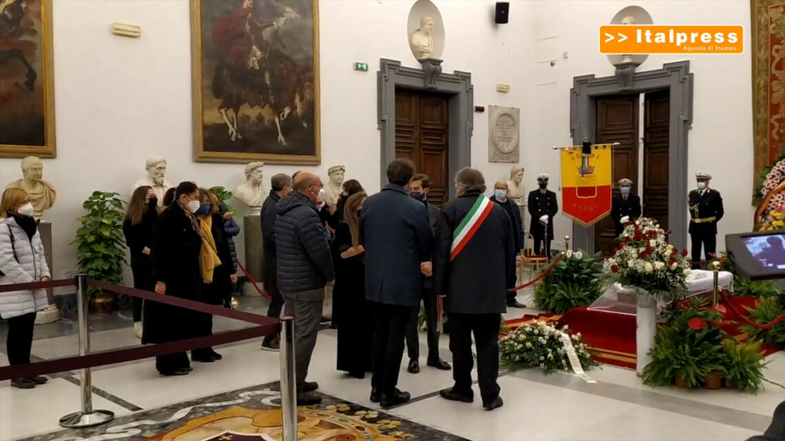 Wertmüller, l’omaggio di amici e colleghi alla camera ardente Wertmüller, l’omaggio di amici e colleghi alla camera ardente