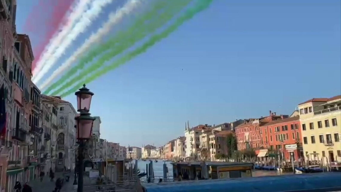 Milano-Cortina, Frecce Tricolori sul cielo di Venezia Milano-Cortina, Frecce Tricolori sul cielo di Venezia