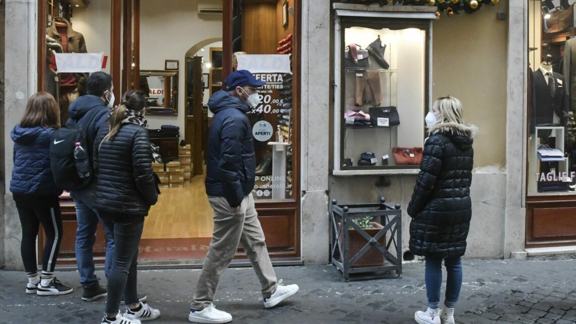 Consumi, +5,1% nel 2021 ma preoccupa il turismo Consumi, +5,1% nel 2021 ma preoccupa il turismo