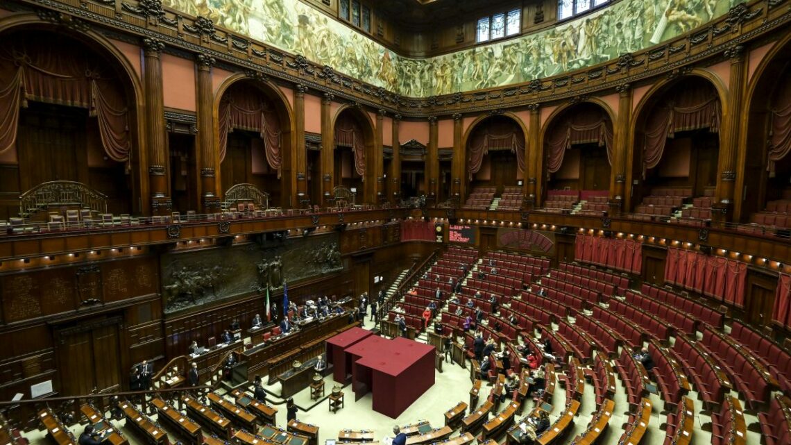 Quirinale, fumata nera anche al secondo scrutinio, 527 schede bianche Quirinale, fumata nera anche al secondo scrutinio, 527 schede bianche
