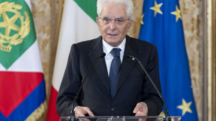 Capibastone in processione al Quirinale per il Sì di Mattarella. Vince Berlusconi, perde Salvini