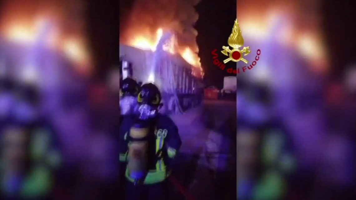 Nel reggiano incendio di un autoarticolato con materiale eletronico Nel reggiano incendio di un autoarticolato con materiale eletronico