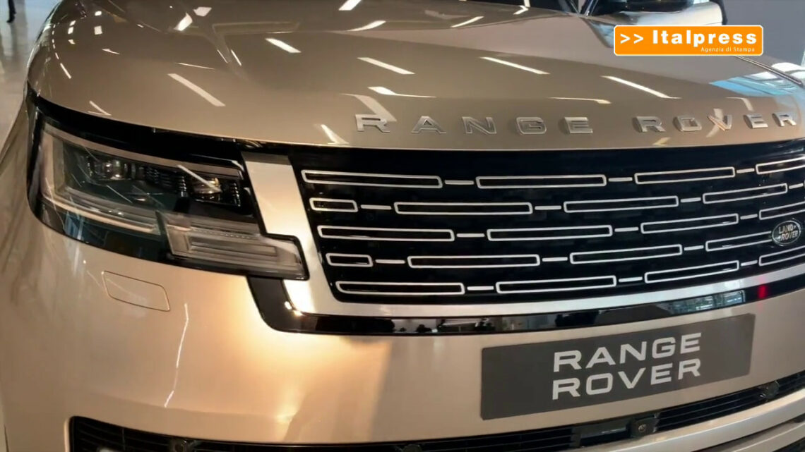 Lusso e tecnologia, la nuova Range Rover esposta al Maxxi di Roma Lusso e tecnologia, la nuova Range Rover esposta al Maxxi di Roma