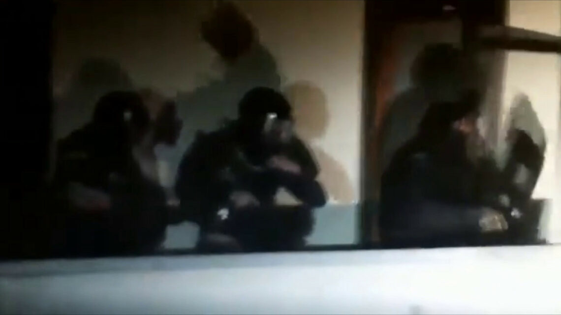 Padre e figlio barricati in casa a Viareggio, interviene polizia Padre e figlio barricati in casa a Viareggio, interviene polizia