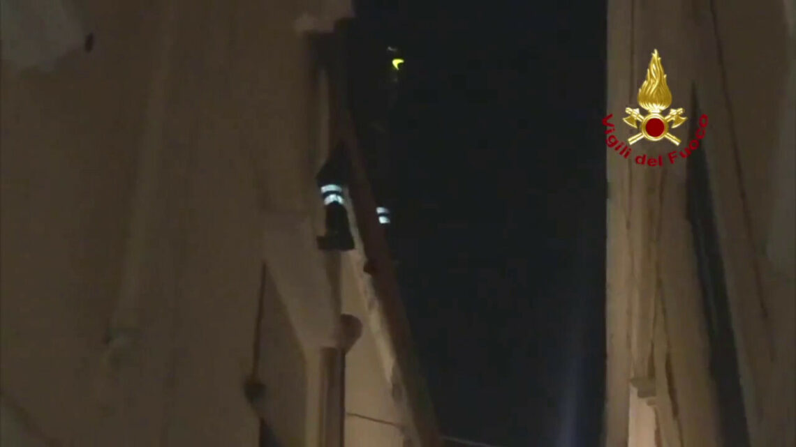Gallipoli, incendio in un appartamento. Famiglia si rifugia in balcone Gallipoli, incendio in un appartamento. Famiglia si rifugia in balcone