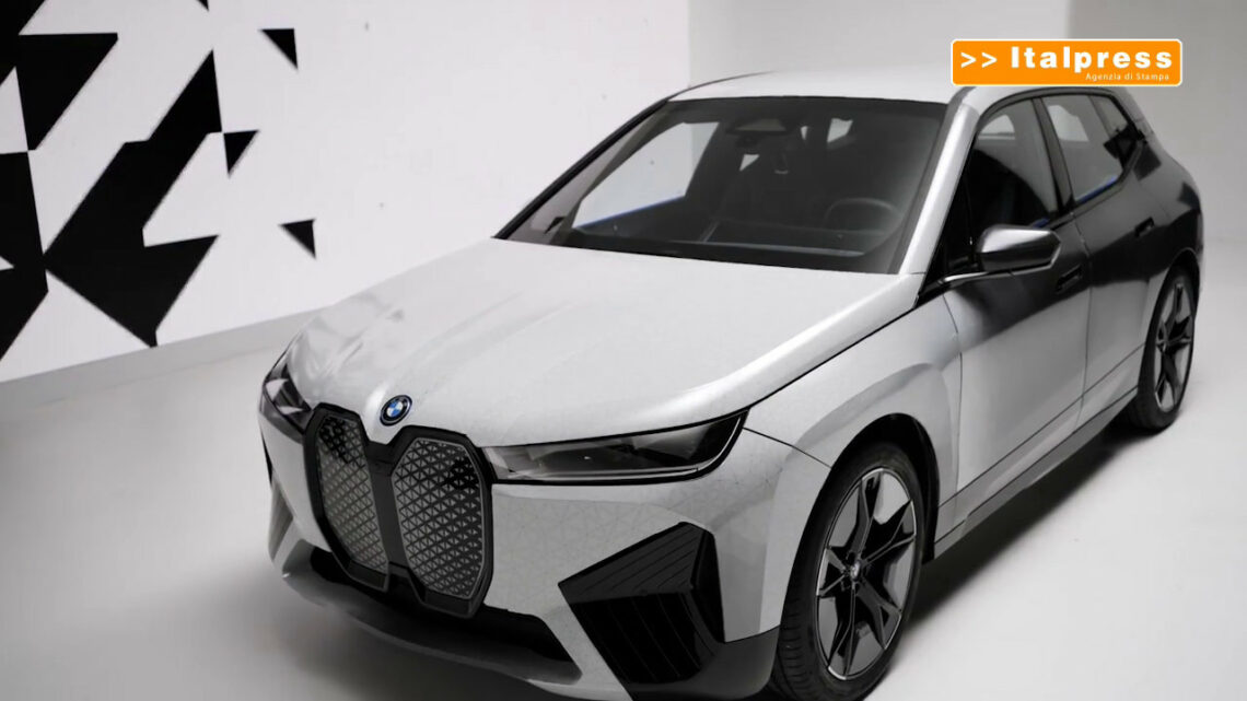BMW iX Flow, la carrozzeria cambia colore come per magia BMW iX Flow, la carrozzeria cambia colore come per magia