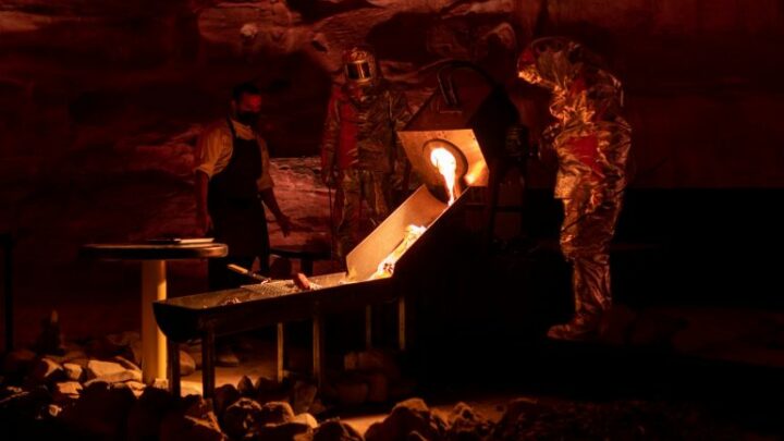 Alula: alta cucina nell’antico deserto con la lava incandescente