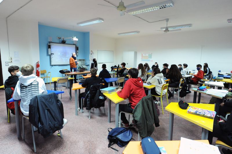 Scuola, crescono tecnici e profesionali ma 56,6% sceglie i licei Scuola, crescono tecnici e profesionali ma 56,6% sceglie i licei