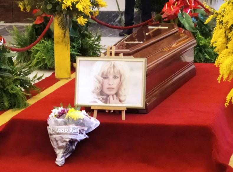 Monica Vitti, omaggio in camera ardente tra mimose, foto e video Monica Vitti, omaggio in camera ardente tra mimose, foto e video