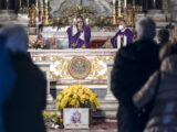 Monica Vitti, l’addio a Roma tra fiori gialli e lunghi applausi