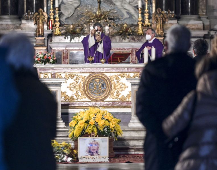 Monica Vitti, l’addio a Roma tra fiori gialli e lunghi applausi Monica Vitti, l’addio a Roma tra fiori gialli e lunghi applausi