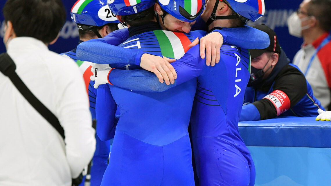 Bronzo della staffetta maschile di short track nei 5000 metri Bronzo della staffetta maschile di short track nei 5000 metri