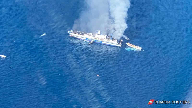 Incendio su un traghetto dalla Grecia all’Italia, 288 in salvo Incendio su un traghetto dalla Grecia all’Italia, 288 in salvo