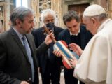 Con il progetto “Metamorfosi” i barconi dei migranti diventano violini
