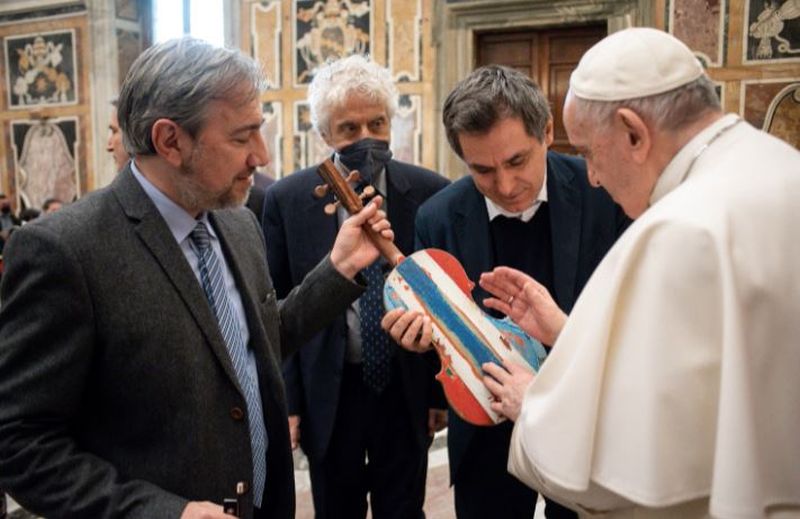 Con il progetto “Metamorfosi” i barconi dei migranti diventano violini Con il progetto “Metamorfosi” i barconi dei migranti diventano violini