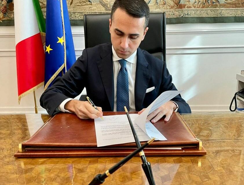 Di Maio firma delibera per l’erogazione di 110 mln al popolo dell’Ucraina Di Maio firma delibera per l’erogazione di 110 mln al popolo dell’Ucraina