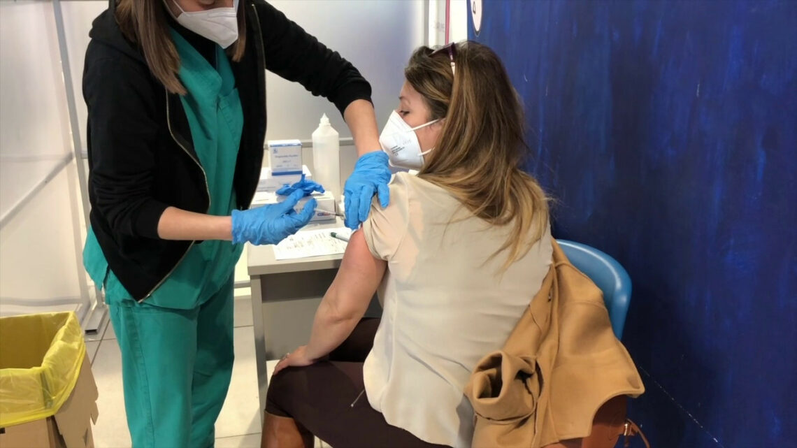 Covid, all’interno dell’aeroporto di Palermo un punto per vaccinarsi Covid, all’interno dell’aeroporto di Palermo un punto per vaccinarsi